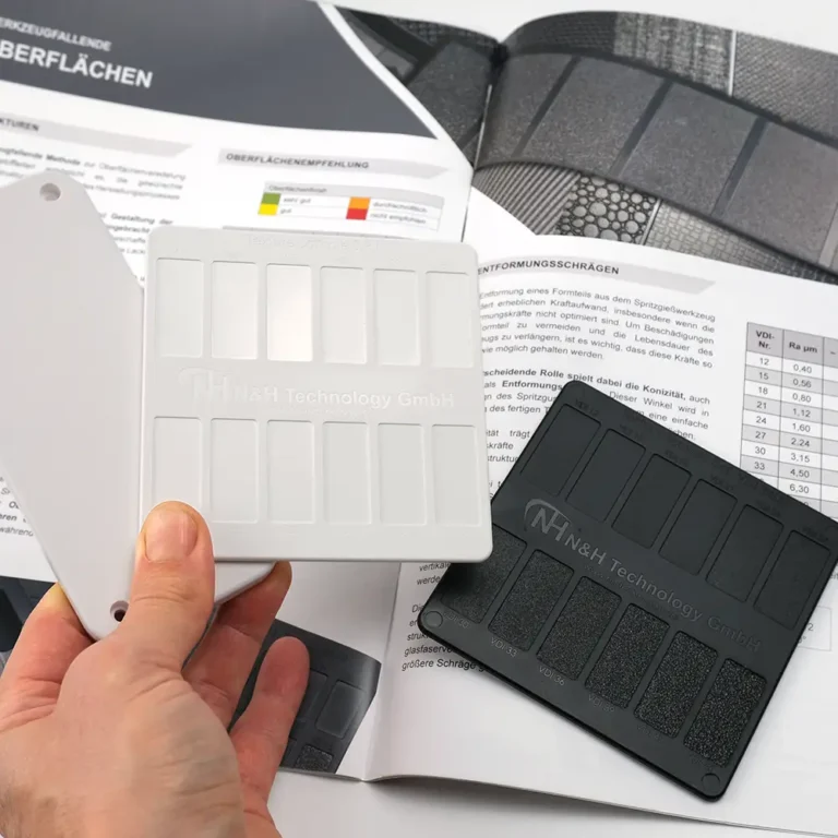 Kunststoff Musterkarte aus ABS mit VDI und SPI Oberflächen zur Bewertung von Struktur und Rauheit