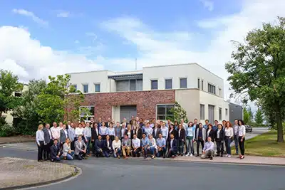 Team von N&H Technology mit Ingenieuren und Fachkräften für HMI-Bedieneinheiten und elektromechanische Baugruppen