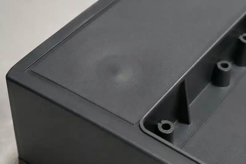 Einfallstelle auf einem Spritzgussteil durch zu hohe Wandstärke oder Materialanhäufung im Kunststoffgehäuse