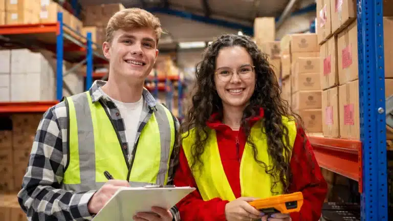2 Auszubildene im Lager bei N&H Technology