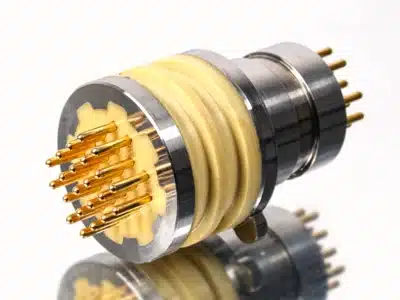 Robuster Federkontakt-Steckverbinder mit Metallfassung für industrielle Anwendungen