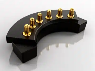 Gebogener Federkontakt-Stecker mit individueller Pin-Anordnung