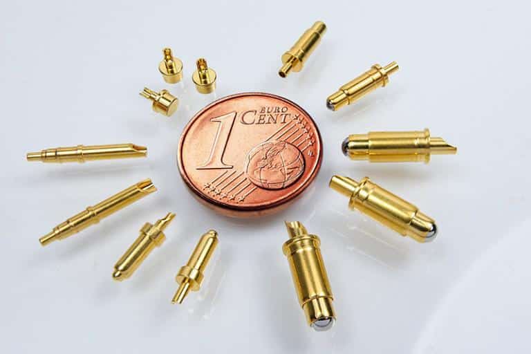Federkontakte mit Lötkelch zur direkten Kabelkontaktierung im Größenvergleich