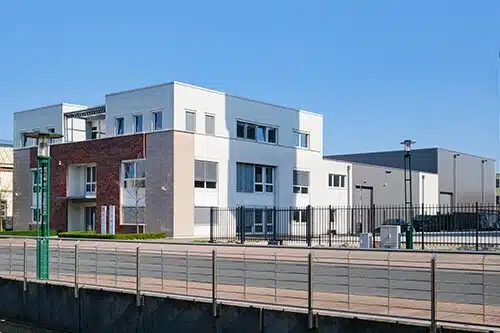 Firmengebäude in Willich mit dem Hallenneubau