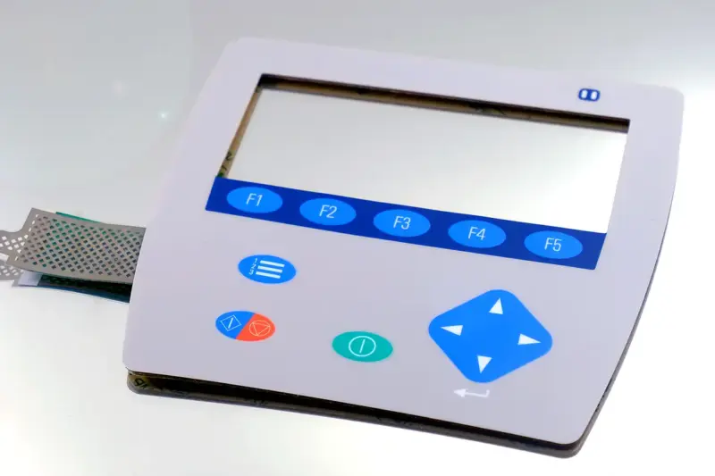 Folientastatur für Industriesteuerung mit Cursortasten und Displayausschnitt
