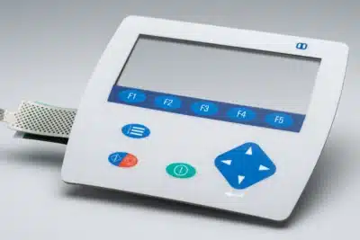 Folientastatur mit Displayfenster und Navigationstasten für Lasergeräte, Medizintechnik und industrielle HMI-Bedienoberflächen