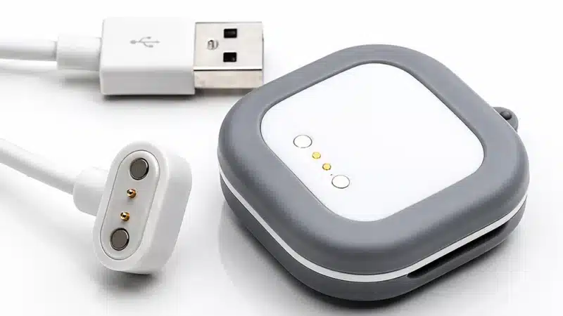 Kundenspezifische Gehäuselösung mit integriertem magnetischem Steckverbinder und Federkontakten