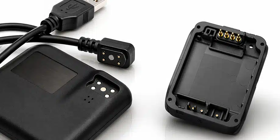 Magnetischer Steckverbinder mit Federkontakten und USB-Kabel in kundenspezifischem Kunststoffgehäuse für industrielle HMI-Anwendungen