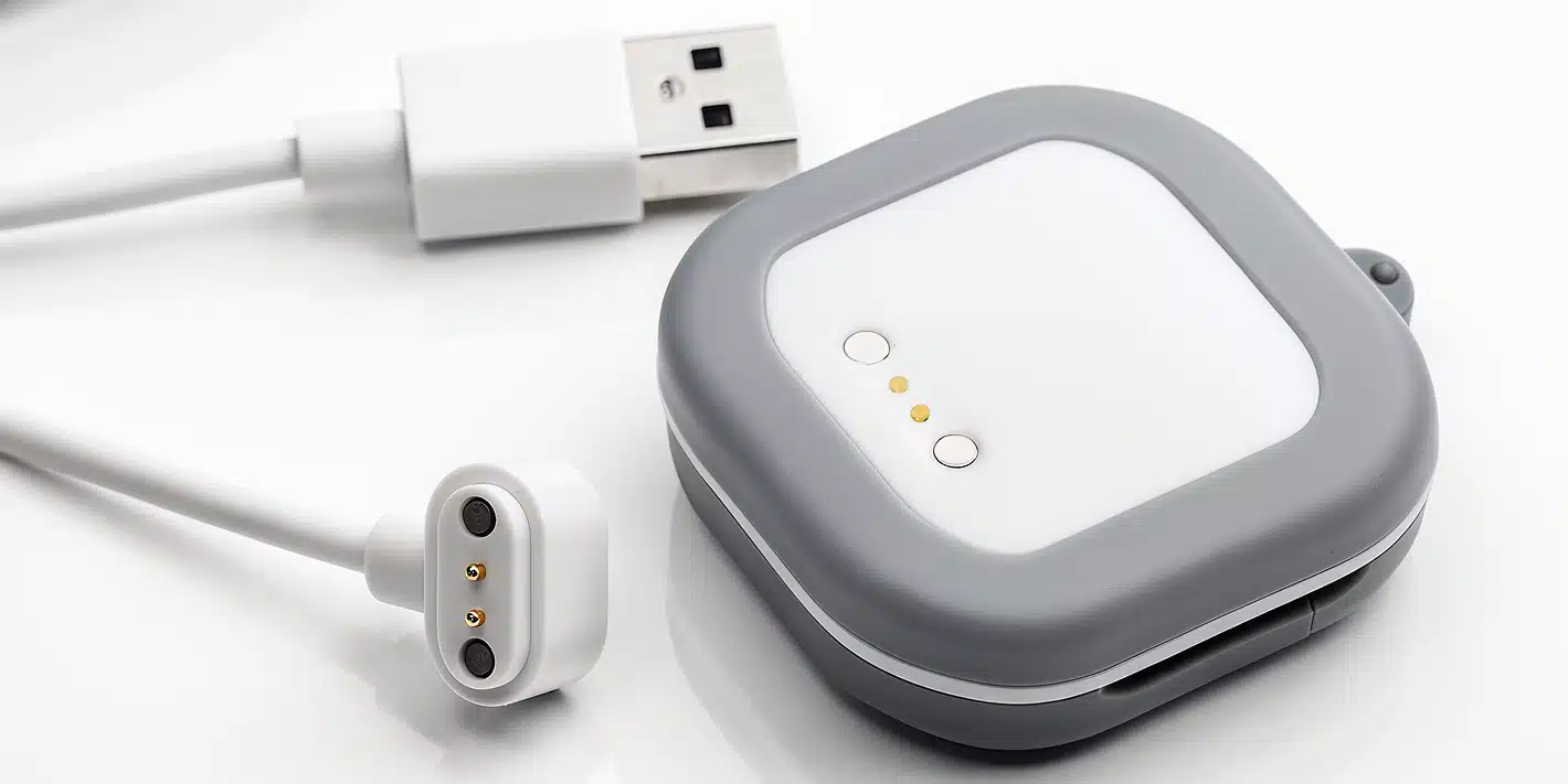 Magnetisches Stecksystem mit Kabel in Kunststoffgehäuse integriert für kompakte und designoptimierte Geräte