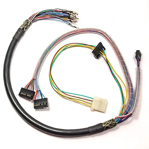 Kompakter Kabelbaum mit Steckverbindern und vorkonfektionierten Leitung