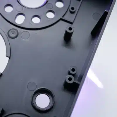 Mehrere Schraubdome zur Befestigung in einem technischen Kunststoffteil
