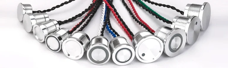 Piezotaster aus Edelstahl mit Anschlusskabeln in verschiedenen Größen für industrielle Anwendungen
