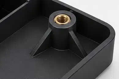 Elektronikgehäuse mit hohl konstruierten Schraubdomen