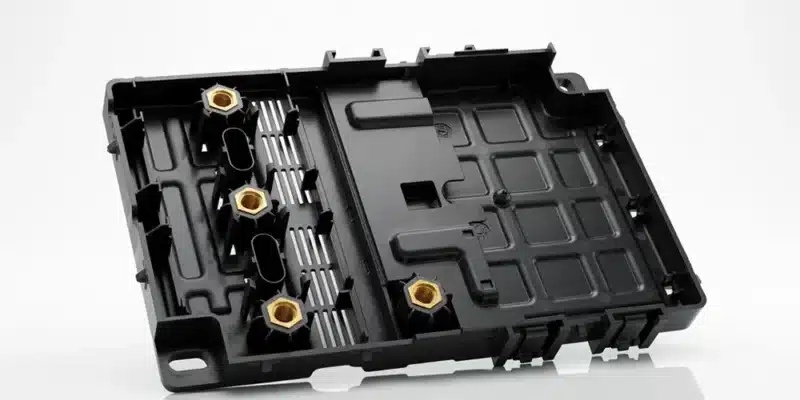 Kunststoffgehäuse mit integrierten Schraubdomen und Messing-Gewindeeinsätzen für die sichere Montage elektronischer Baugruppen
