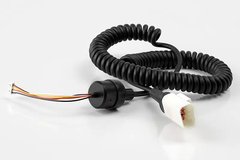 Spiralkabel mit Steckverbindern für flexible industrielle Anwendungen