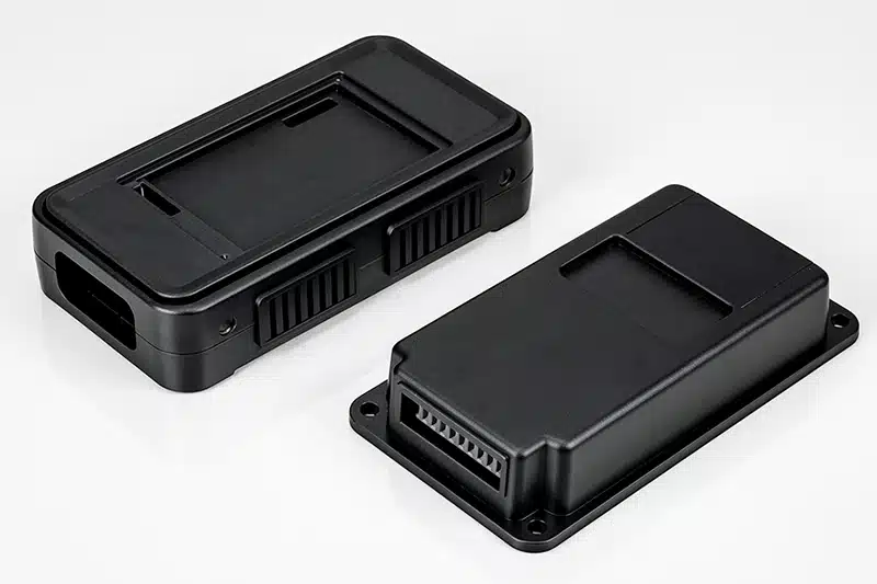 Flache Kunststoffgehäuse für elektronische Geräte und Steuerungen