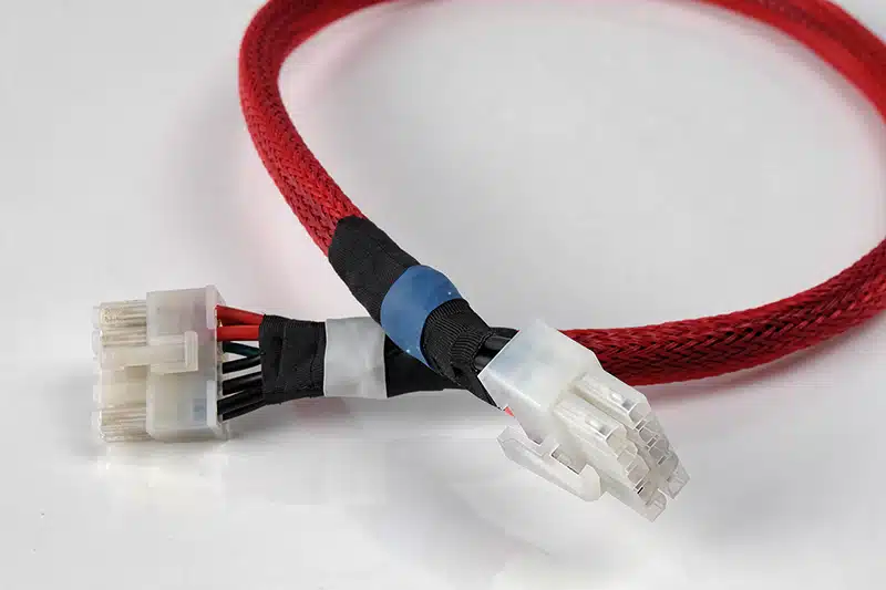 Konfektioniertes Datenkabel mit RJ-Steckverbindung und Schutzummantelung